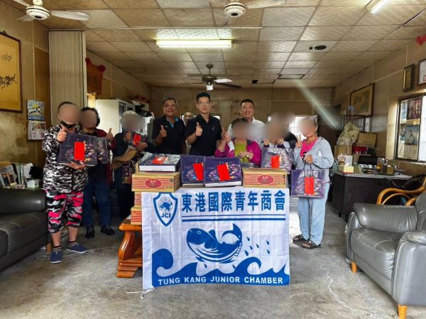 東港警偕同共和里長、青商會 中秋送暖關懷弱勢1