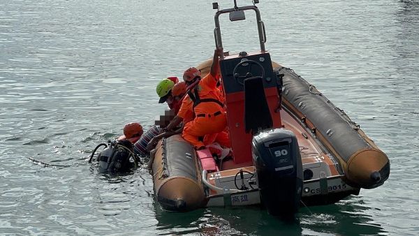 枋寮港區人車落海 海巡消防合力救援1