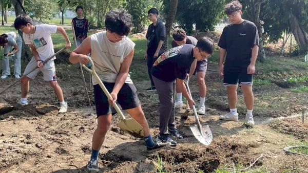 「從土地到餐桌」高雄大學推動食農教育 運健休系副教授莊淑姿 帶領學生闢田耕種1