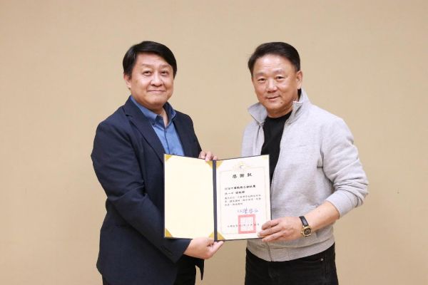 中職傳奇 千勝教頭洪一中進校園 台鋼雄鷹講座激勵高大青年勇敢追夢1