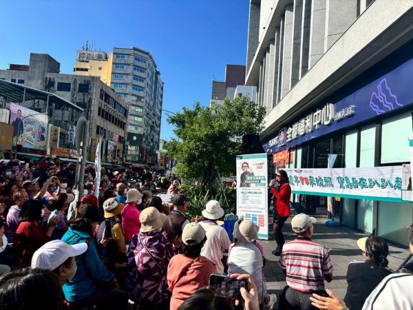 公路局及高雄區監理所攜手代言人沈文程—11月15日臺東市中央市場前暖心快閃宣導高齡換照新制1