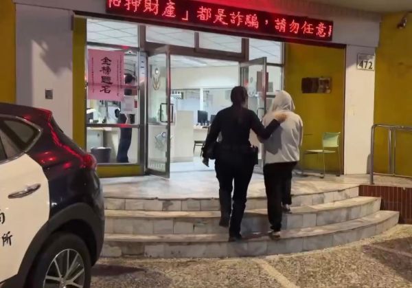 小客車怠速停路中 車內查獲二級毒品吸食器及煙彈1