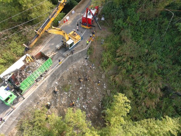 田寮區高41線道遭惡意棄置垃圾 出動13車次清運 檢察官偵辦中4