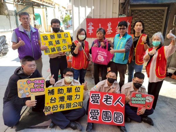 前鎮區公所陪伴獨居阿嬤搓湯圓 暖心過冬至1