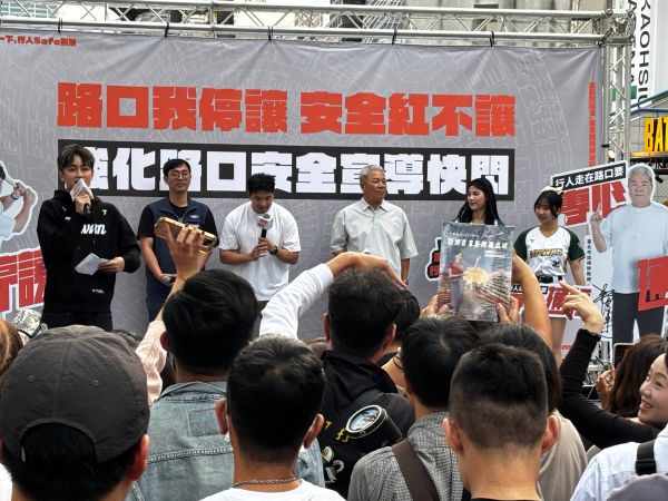 吳念庭快閃漢神巨蛋-號召民眾一起停讓、專心過馬路1