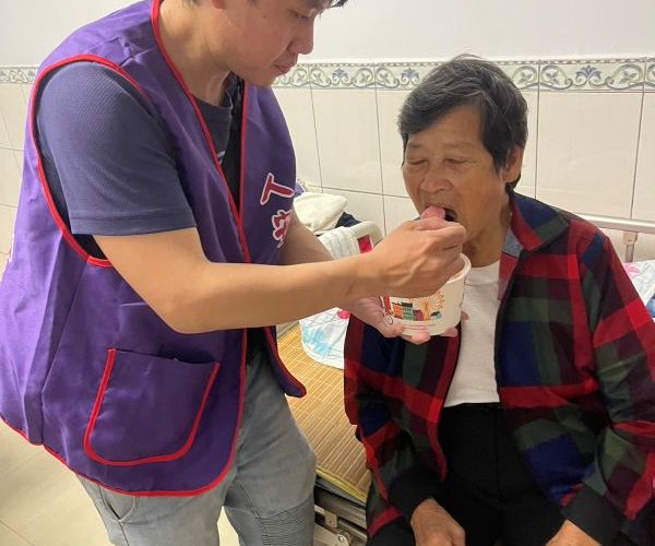 夜再深，人安為弱勢黑暗中點亮希望