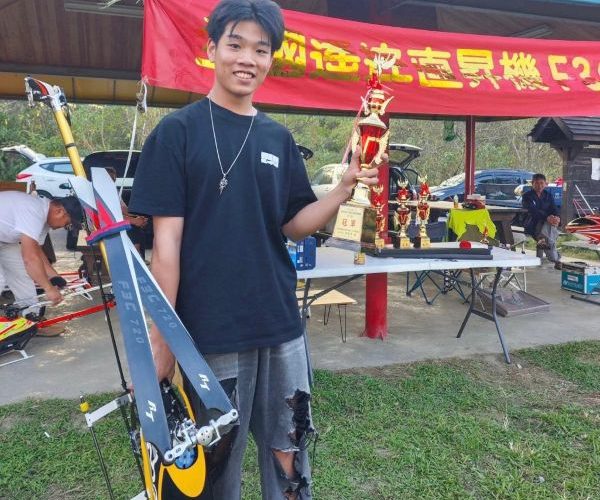 大榮中學傲視全國！盧奕凱勇奪全國遙控直升機甲組冠軍，技職實力三冠王1