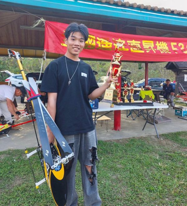 大榮中學傲視全國！盧奕凱勇奪全國遙控直升機甲組冠軍，技職實力三冠王1