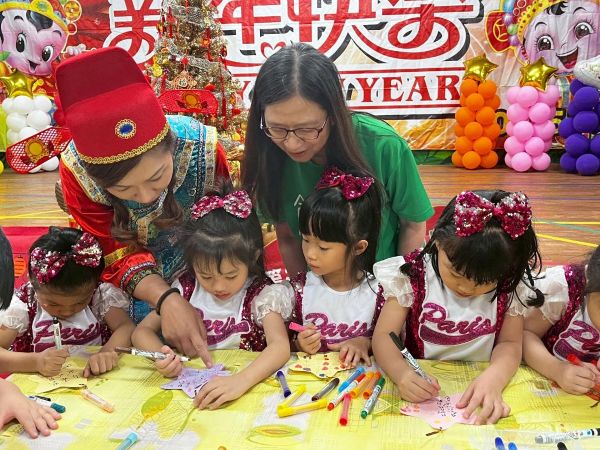 愛心校園亮起來 希望樹滿載祝福 財神爺攜幼童助「寒士吃飽30」1