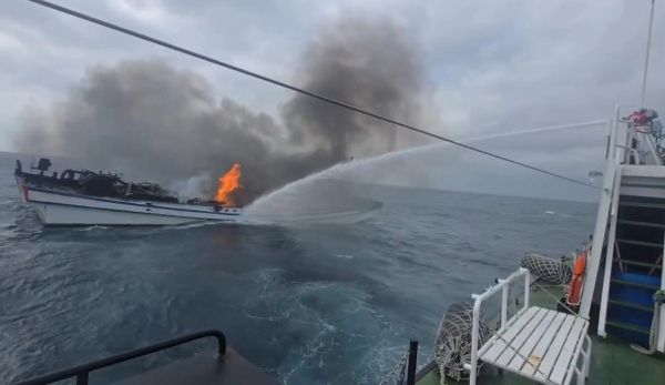 漁船起火燃燒 海巡雙艇火速救援1