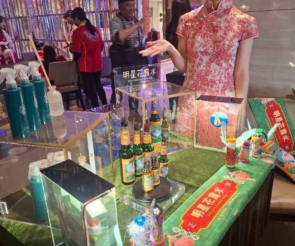 跨越百年的芬芳記憶 高雄翰品酒店攜手明星花露水 打造全台首座「有香味的聖誕樹」1