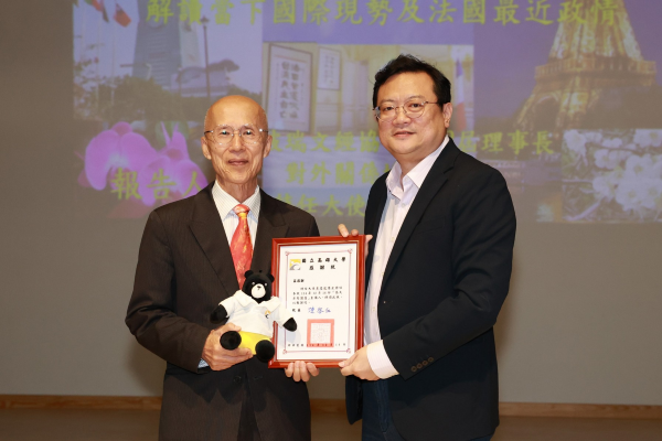 高雄大學《卓越講座》 前大使呂慶龍談外交：實力為本 不訴悲情 沉住氣 勉學子「技多不壓身」1