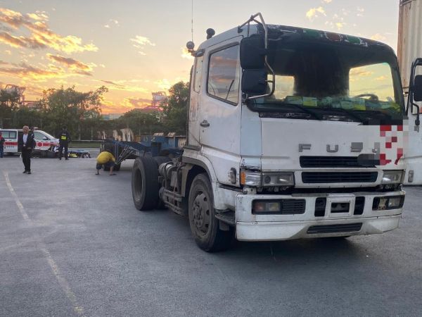 高雄港區貨櫃場出站口 聯結車與機車碰撞 騎士腿腳掌分離1