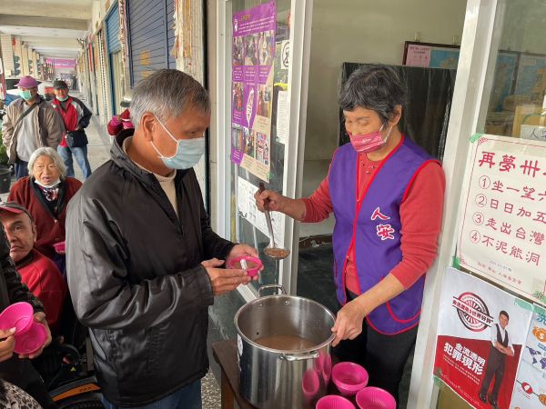 人安基金會楠梓平安站攜手義工分享臘八粥溫暖寒士1