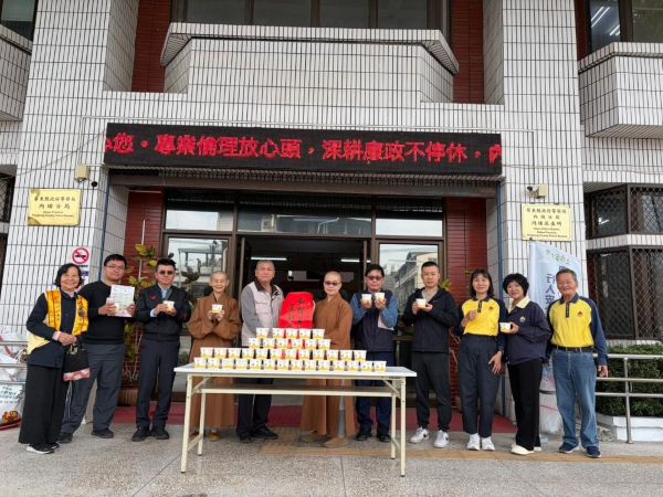 內埔警感恩佛光會內埔分會贈送臘八粥