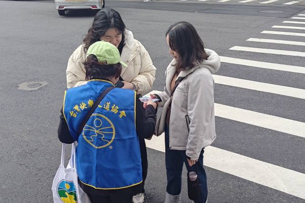 冒雨傳愛！台北大稻埕新年快閃行動 分送2500本《快樂之道》溫暖人心1