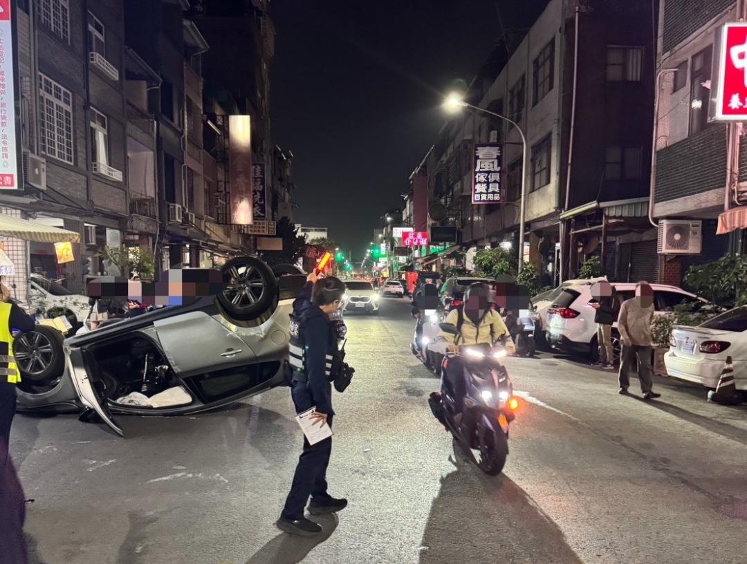 自小客車逆向擦撞路邊小貨車後翻覆 警方於曾男車上查獲毒品1