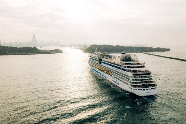 雙郵輪同日靠泊高雄港 愛達郵輪「愛達女神」、麗星郵輪「探索星號」接力到港1