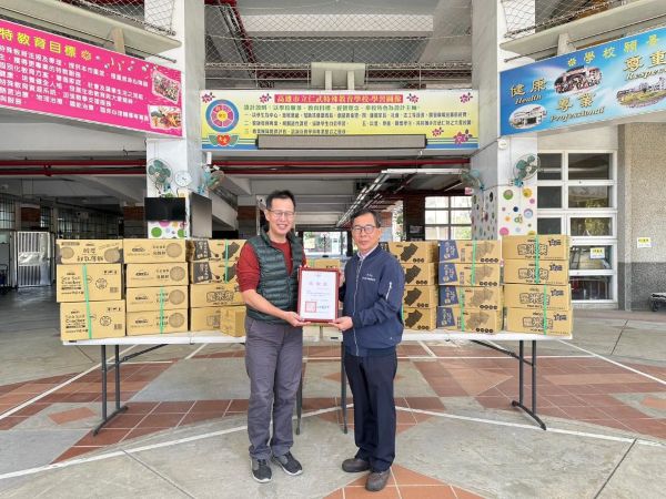 中油公司大林煉油廠 春節送暖 贈仁武特殊教育學校年節點心2