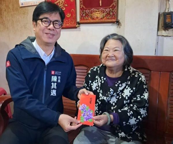 市長送暖迎春 大寮區陪伴獨居長輩賀新年1