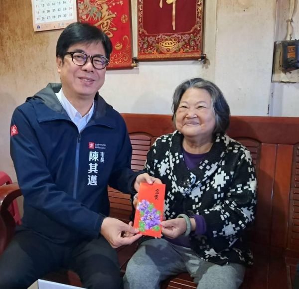 市長送暖迎春 大寮區陪伴獨居長輩賀新年1