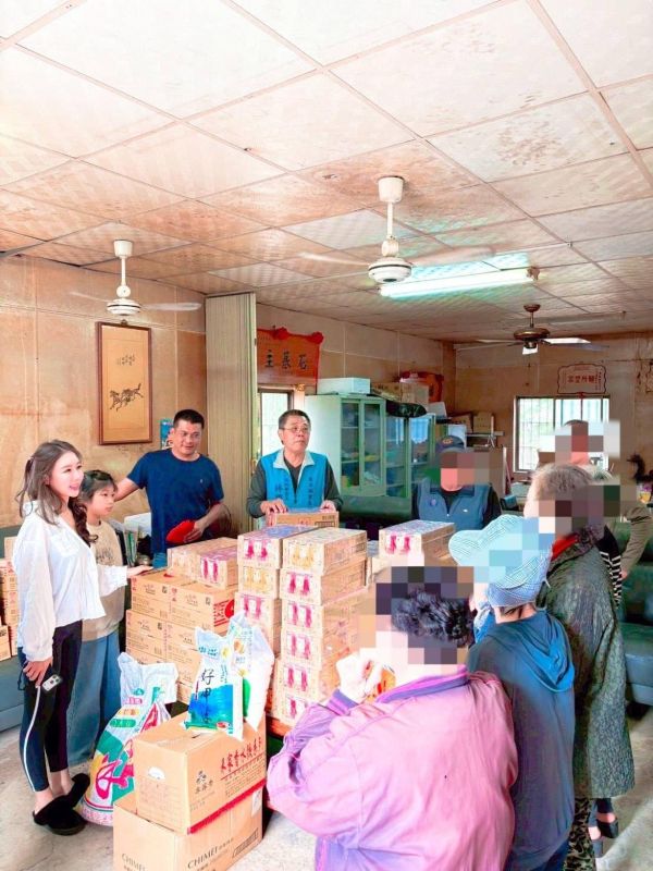 東港警深入轄區弱勢家庭 偕共和里長善心人士發放物資