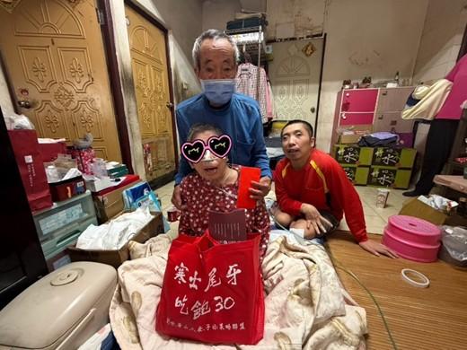 植物人家屬的新年願望「拍一張全家福」「第36屆寒士吃飽30」送禮到家也富足心靈1