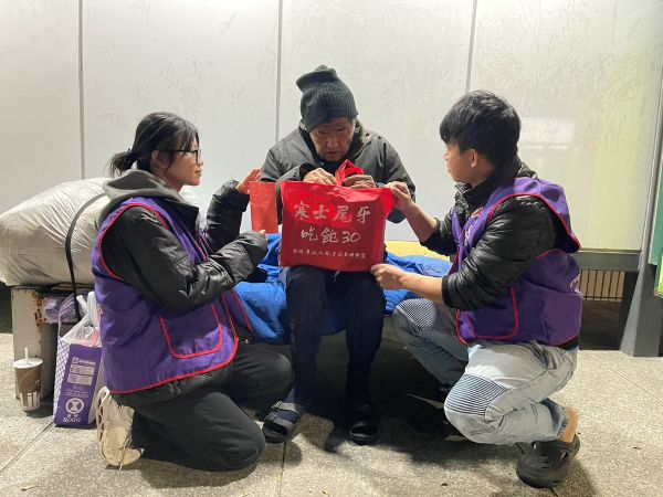 歲末送暖迎立春 義守大學學生夜訪弱勢送年禮 力挺人安寒士吃飽30