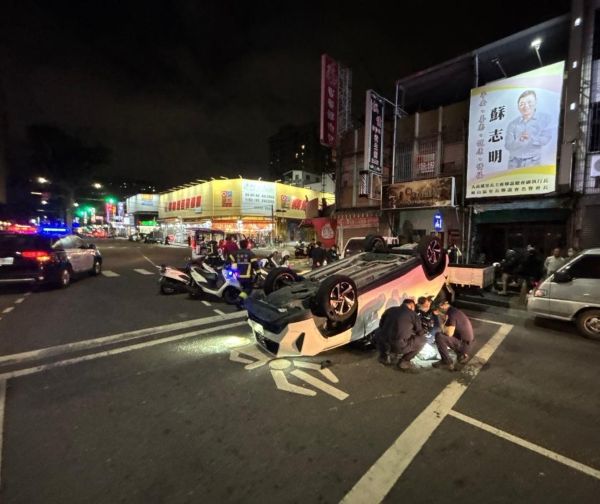 無照拒檢狂飆自撞翻覆 鳳山警強勢逮捕 罰單最高恐噴16萬1