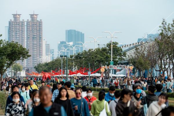 過年必逛「駁二小夜埕」 加碼大義公園露天電影院每晚播放1