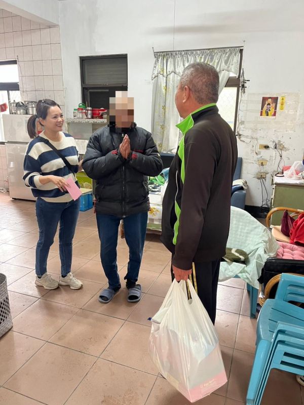 里港分局波麗士歲末送暖 自掏腰包關懷獨居長者1