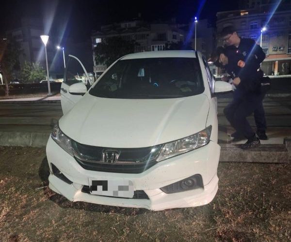 小客車誤入輕軌路廊 駕駛情緒異常激動 毒品唾液快篩陽性反應2