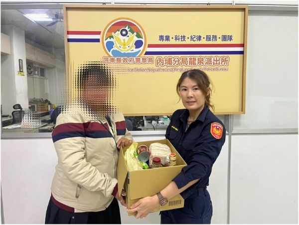 暖心內埔警轉贈愛心物資給轄內弱勢家庭1