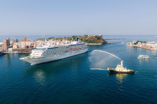 高雄港再迎國際郵輪新面孔 水晶郵輪「水晶合韻號」首航高雄港1