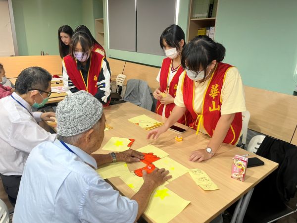 文山高中陪伴華山孤老 世代共融闖關趣1