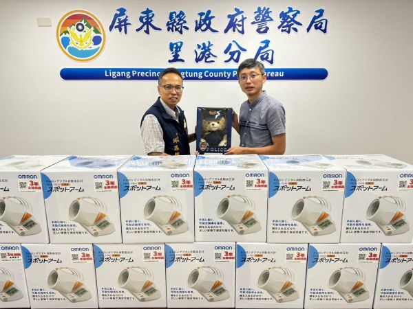警友顧問葉築橋父子暖心捐贈 13台自動血壓計守護里港警健康1