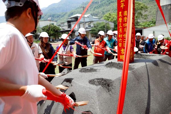 高雄桃源區梅山吊橋重建工程動土 橋面拓寬、增設紅綠燈 運輸農作物強化便利安全1