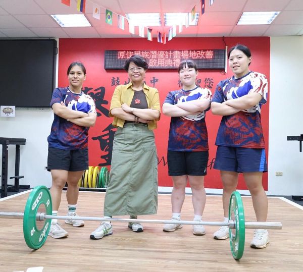 高雄鼓山高中舉重隊3女將入選國手，挺進2026世界青年錦標賽拚佳績1