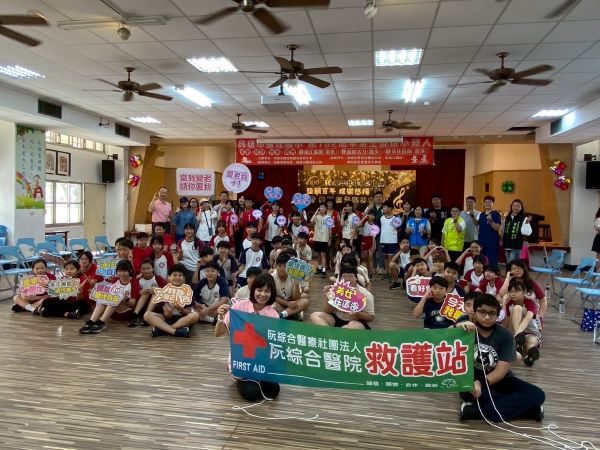 世代共融 鹽埕國小畢業典禮長輩頒獎「小鐵人」1