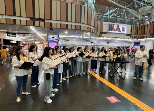 歌聲溫暖臺鐵新左營站 「高雄室內金色女聲合唱團」母親節快閃獻祝福1
