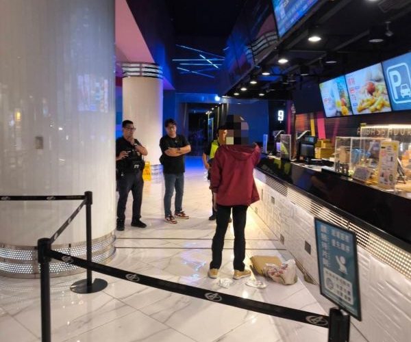 前鎮草衙道購物中心3樓影城內民眾持刀 要海報1