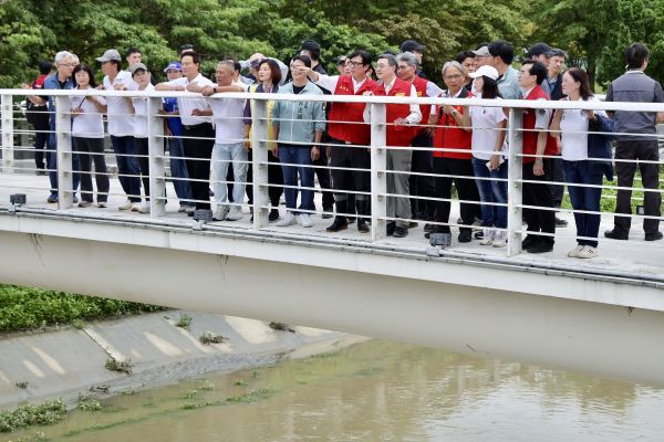 卓院長視察白米滯洪池成效與農損情形 陳其邁：攜手行政院落實系統性治水計畫與農損救助1