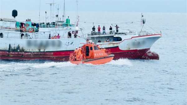 攘外安內馬不停蹄 海巡馳援遠海失去電力漁船1