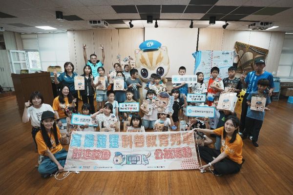 高捷攜手中鋼、聯邦銀行前進六龜及桃源偏鄉學校 首度導入AI生成式互動簡報深耕永續教育1