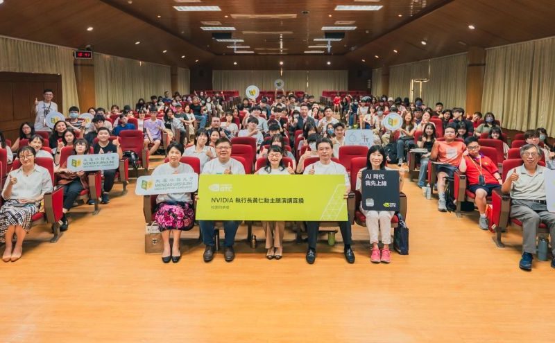 黃仁勳演講 文藻校園直播場掀AI熱潮1