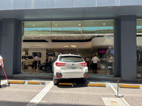 Subaru衝入Nissan銷售展示間 婦人疑誤踩油門撞壞整面玻璃及展示車1