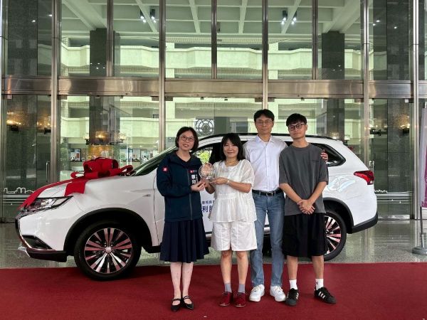 化思念為大愛 趙舜昊、陳惠敏捐贈服務專車守護高雄長者1