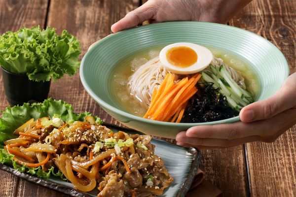 大口吸麵透心涼 豆府餐飲集團旗下三大韓式品牌 盛夏限定「韓式水冷麵」高溫救星沁涼登場1