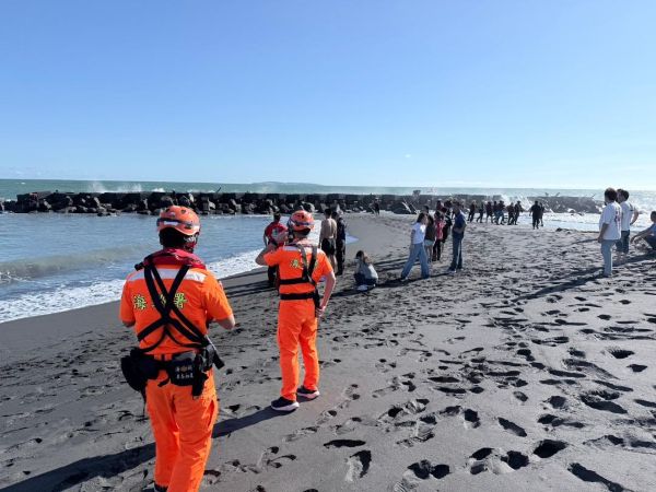 大鵬灣沙灘 男性高中生戲水失聯未上岸 傍晚消防特搜艇尋獲 送輔英醫院急救3