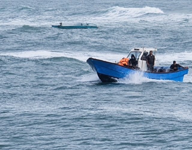 海象惡劣漁船翻覆 海巡漁友聯手救援1
